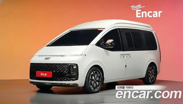 Hyundai Staria 2022 — photo 1