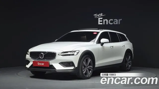 Volvo V60 2020 — photo 1