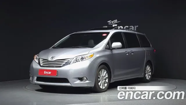 Toyota Sienna 2013 — photo 1