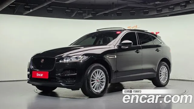Jaguar F-PACE 2018 — photo 1