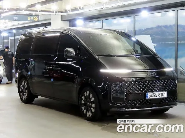 Hyundai Staria 2022 — photo 1