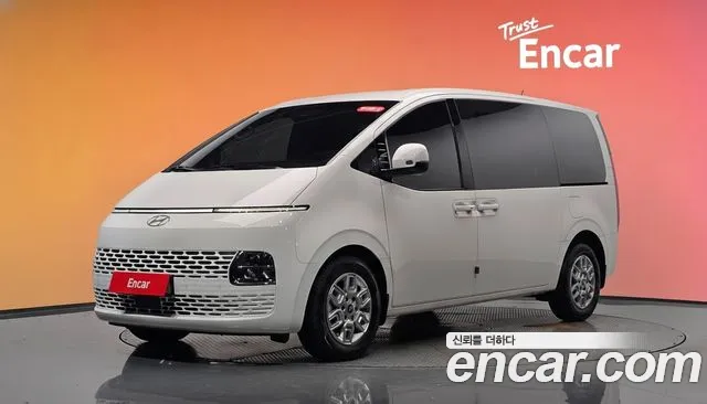Hyundai Staria 2025 — photo 1