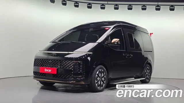 Hyundai Staria 2025 — photo 1
