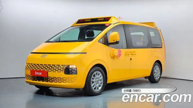 Hyundai Staria 2025 — photo 1