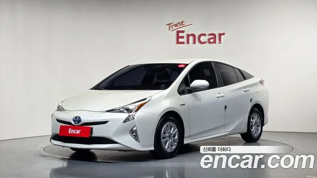Toyota Prius 2018 — photo 1