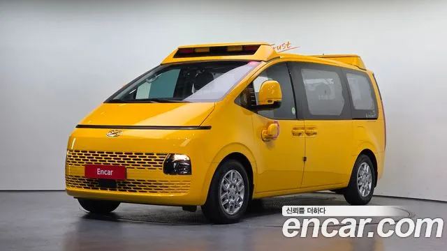 Hyundai Staria 2024 — photo 1