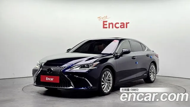 Lexus ES 2019 — photo 1
