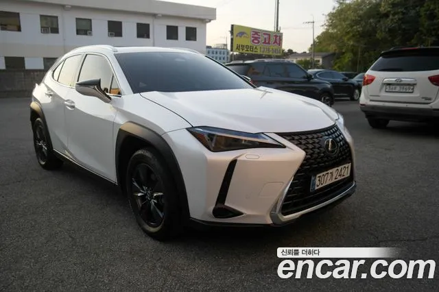 Lexus UX 2025 — photo 1