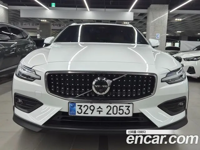 Volvo V60 2023 — photo 1