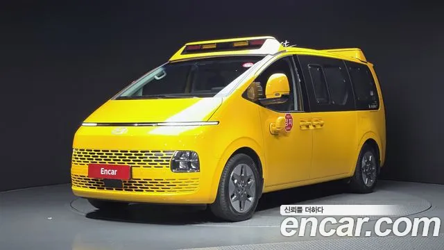 Hyundai Staria 2025 — photo 1