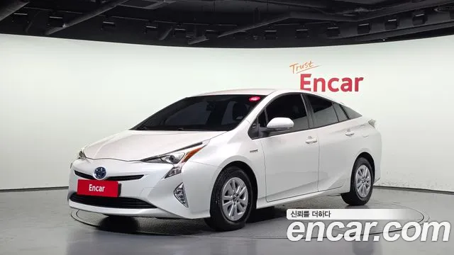 Toyota Prius 2017 — photo 1