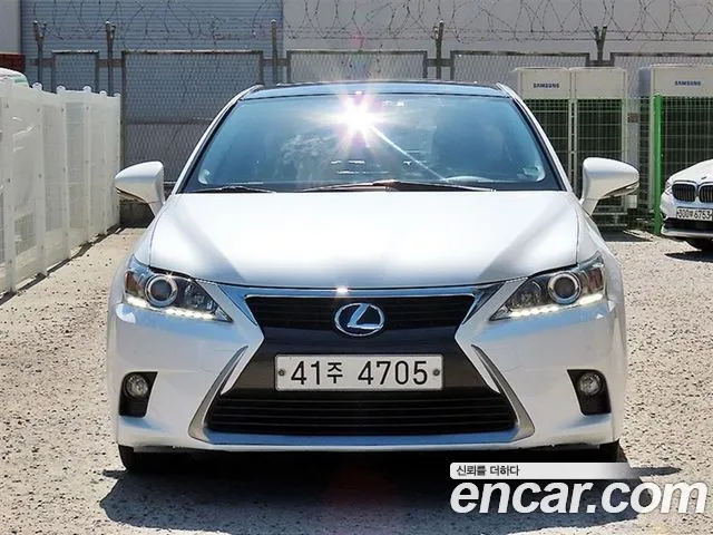 Lexus CT200h 2017 — photo 1