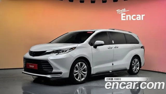Toyota Sienna 2023 — photo 1
