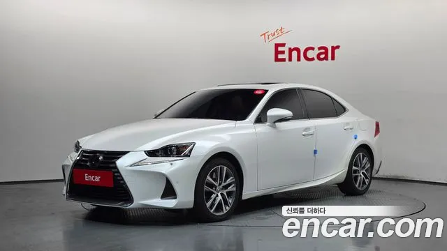 Lexus IS 2017 — photo 1