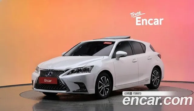 Lexus CT200h 2018 — photo 1