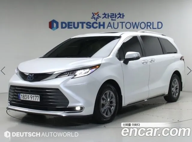 Toyota Sienna 2023 — photo 1