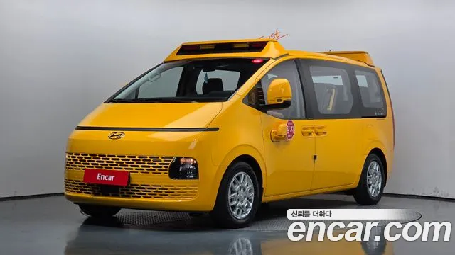 Hyundai Staria 2022 — photo 1