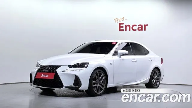 Lexus IS 2020 — photo 1