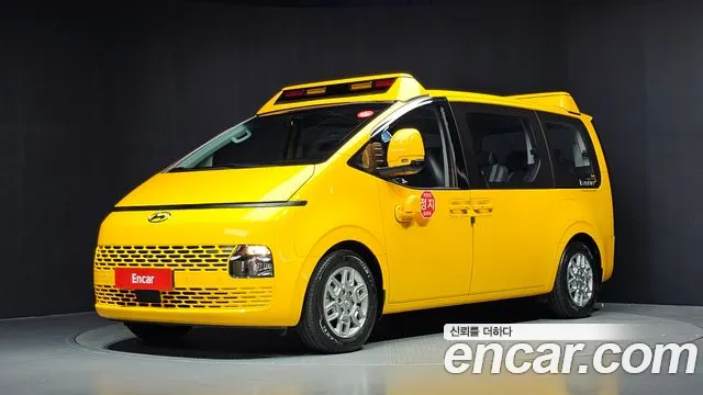 Hyundai Staria 2024 — photo 1