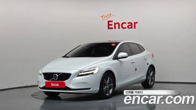 Volvo V40 2018 — photo 1
