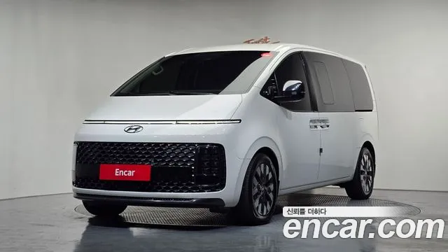 Hyundai Staria 2023 — photo 1