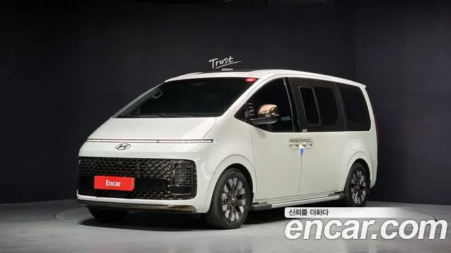 Hyundai Staria 2023 — photo 1