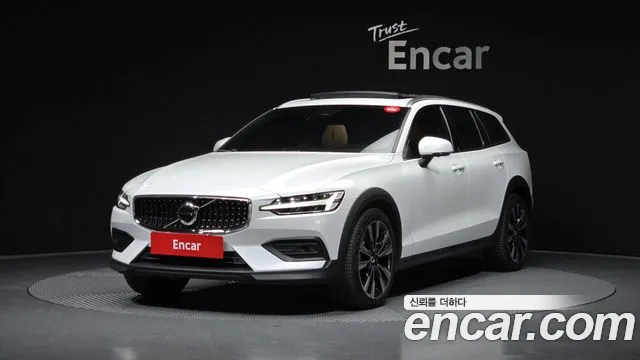 Volvo V60 2023 — photo 1