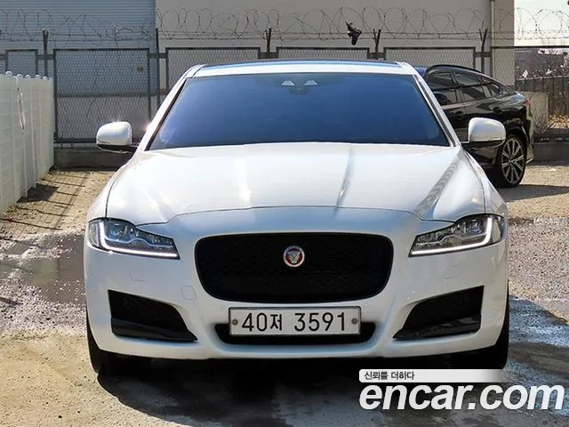 Jaguar XF 2018 — photo 1