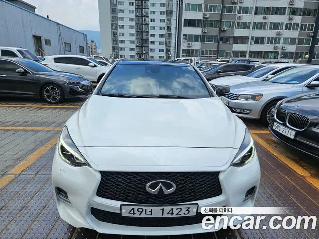 Infiniti Q30 2017 — photo 1