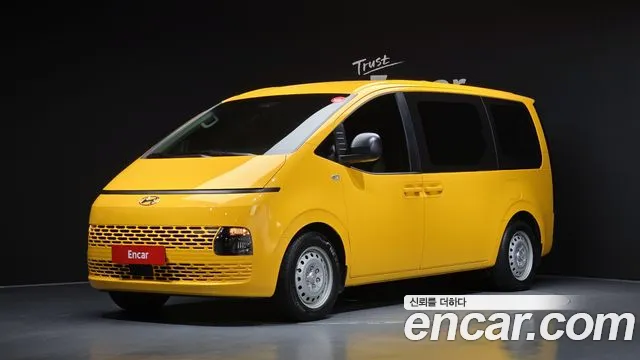 Hyundai Staria 2023 — photo 1