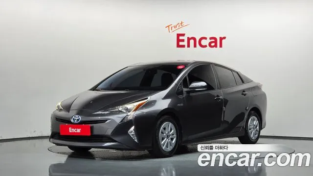Toyota Prius 2017 — photo 1