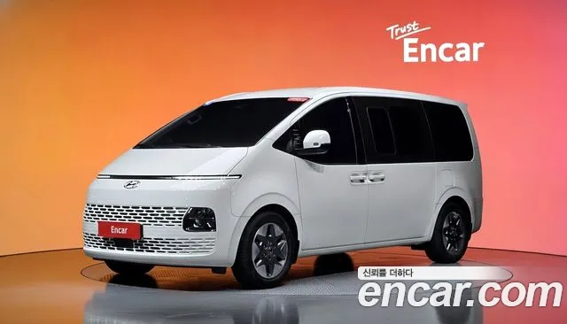 Hyundai Staria 2023 — photo 1