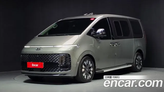 Hyundai Staria 2023 — photo 1