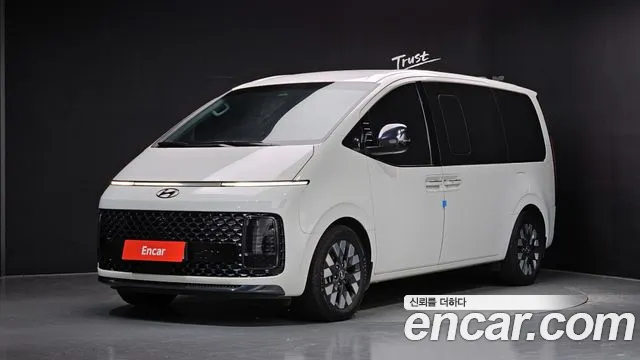 Hyundai Staria 2024 — photo 1