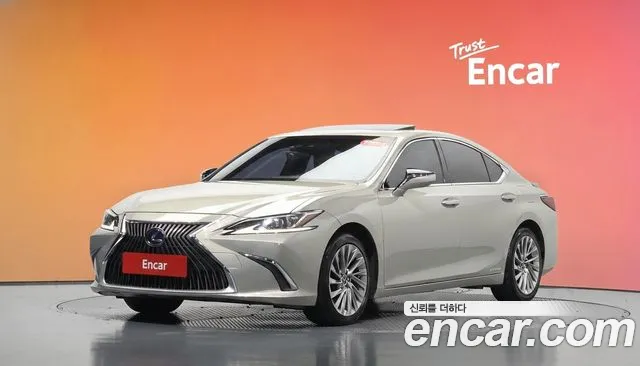 Lexus ES 2019 — photo 1