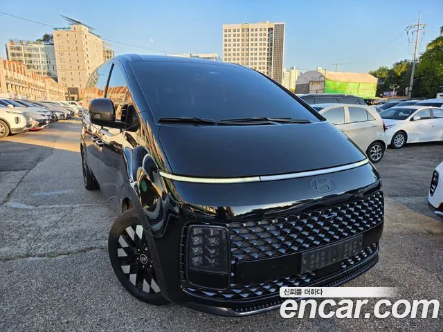 Hyundai Staria 2025 — photo 1