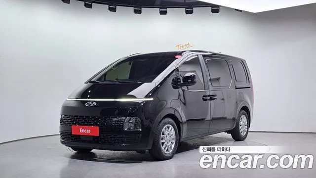 Hyundai Staria 2023 — photo 1