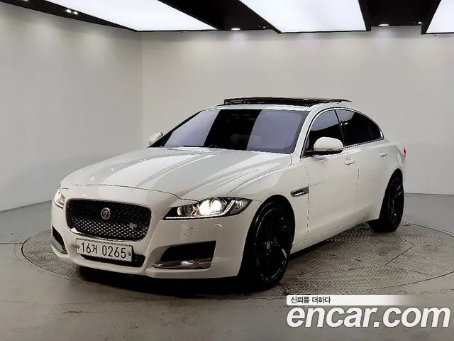 Jaguar XF 2016 — photo 1