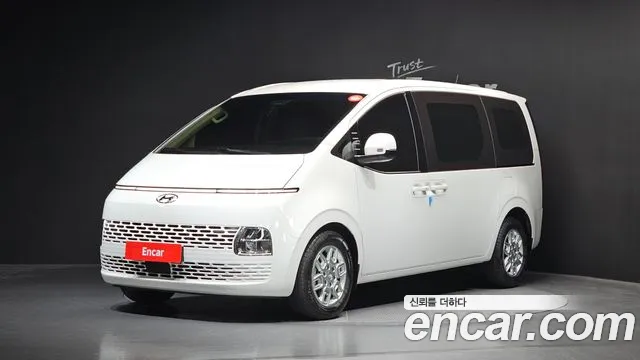 Hyundai Staria 2023 — photo 1