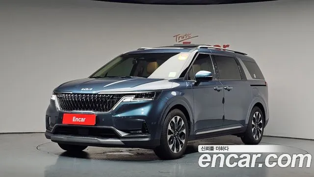 Kia Canival 2023 — photo 1