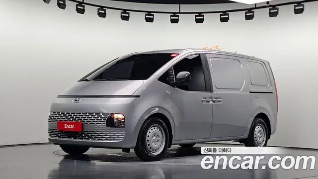 Hyundai Staria 2023 — photo 1