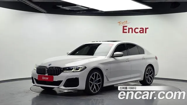 BMW 5-Series 2022 — photo 1
