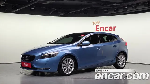 Volvo V40 2015 — photo 1