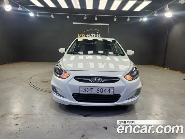 Hyundai Accent 2011 — photo 1