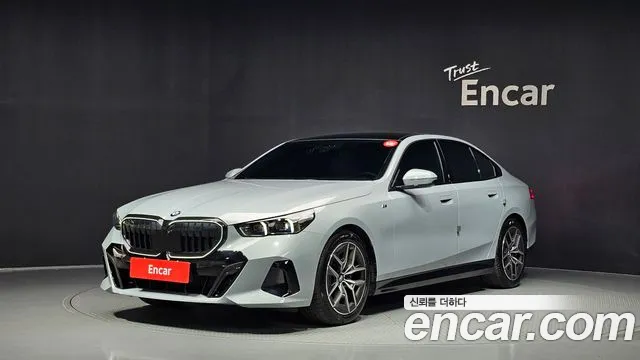 BMW 5-Series 2025 — photo 1