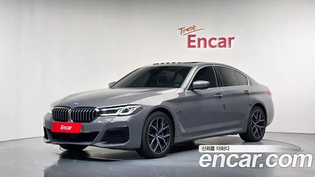 BMW 5-Series 2022 — photo 1