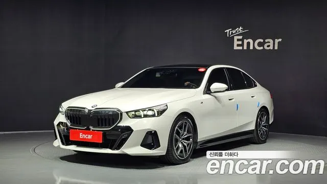 BMW 5-Series 2025 — photo 1