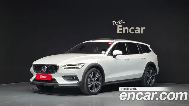 Volvo V60 2021 — photo 1