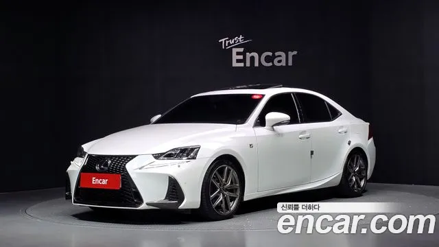Lexus IS 2018 — photo 1