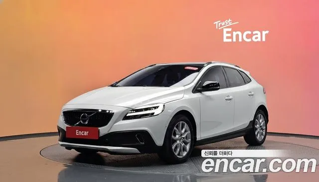 Volvo V40 2018 — photo 1